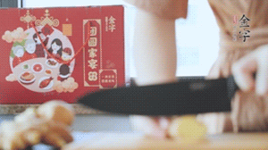 將處理好的老鴨放入冷水鍋中，丟入姜片，冷水煮沸去腥。