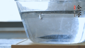 紅豆提前浸泡備用。