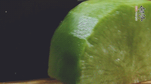 青蘿卜去皮切小塊。