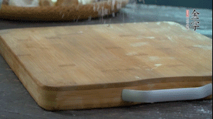 【面皮】3.案板撒點糯米粉，將面團搓成均勻的小團子。