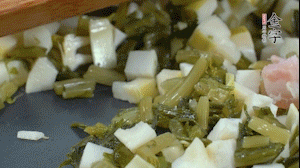 【餡料】2.鍋中油8成熱時，依次放入春筍、雪菜、淡咸肉，翻炒出香味。