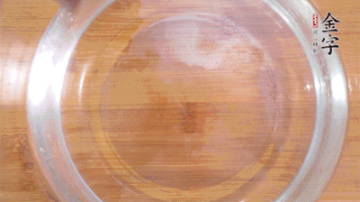 金字火腿切小片，浸泡5分鐘。