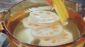 把藕和土豆焯水至八成熟，盛出瀝干水分。