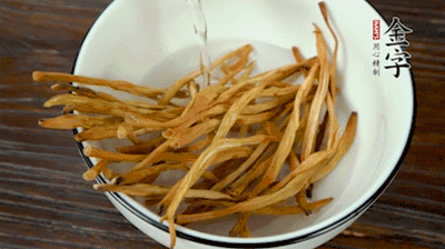 黃花菜、香菇提前泡發(fā)。黃花菜去掉硬頭，香菇切片。