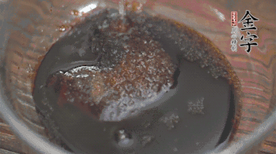 調(diào)配醬汁：耗油、生抽、老抽、糖、鹽、清水?dāng)嚢杈鶆颉?>
					</div>
					<span>步驟 3/5</span>
					<p>調(diào)配醬汁：耗油、生抽、老抽、糖、鹽、清水?dāng)嚢杈鶆颉?/p>
				</li><li>
					<div   id=