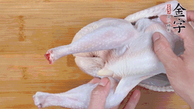 菌菇分別冷水泡發(fā)。雞處理干凈后剁成小塊，放水中浸泡半小時去血水。