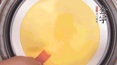 將火腿片均勻鋪上，繼續(xù)蒸6分鐘。