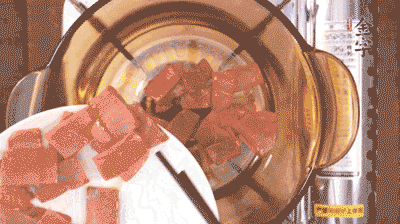 砂鍋中依次放火腿片、豆腐，大火燉開轉(zhuǎn)中小火。