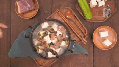 出鍋前撒蔥花。