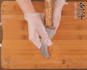 山藥去皮切滾刀塊，熱水汆燙30秒，撈出冷水浸泡。