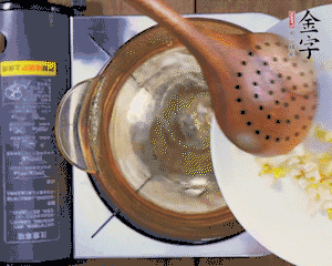 春筍丁焯水，1分鐘后加火腿丁一同汆燙1分鐘。