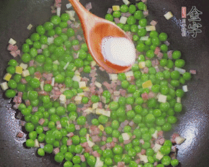 加水、料酒、鹽燒2分鐘即可。