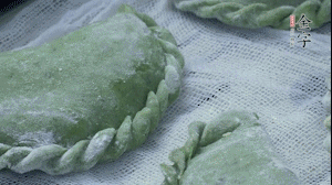 【制作】2.蒸架上墊浸濕的屜布，再放上清明果，大火蒸10~15分鐘，完成，出鍋啦！