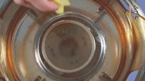 金字淡咸肉加姜片、料酒，冷水入鍋焯水。