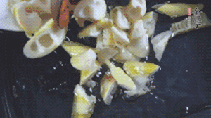 將淡咸肉、春筍、五花肉一起放入鍋中。