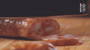 金字麻辣香腸切片，小青菜焯熟備用。