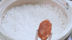 煮開后轉(zhuǎn)小火，當米飯出現(xiàn)小孔時，鋪上金字麻辣香腸。