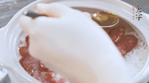 沿鍋邊倒一圈食用油蓋蓋，繼續(xù)小火燜8分鐘。