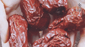 紅棗洗凈，對半剪開。