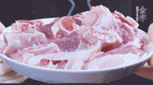 新鮮羊肉冷水入鍋，加姜片、清水焯水，除去血沫。