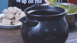 另起砂鍋，依次放入蘿卜、羊肉、火腿蹄片，加料酒、清水沒過食材。