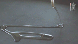 鍋中加少許油，爆香蔥姜蒜、香料 ，喜歡麻的也可以加點(diǎn)花椒！接著放入郫縣豆瓣醬煸炒出紅油。