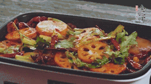 加入金字麻辣香腸，翻炒5分鐘左右。再加入之前準(zhǔn)備好的蔬菜，翻炒均勻，最后放入蝦。