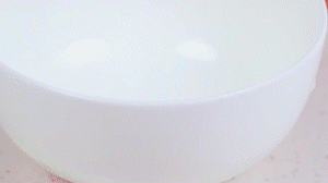 香腸切片，南瓜洗凈去皮切小塊，洋蔥切絲，米淘洗干凈備用。