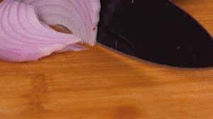 鍋中少許油，熱油倒入香腸煸炒出油，倒入南瓜塊、洋蔥翻炒片刻。