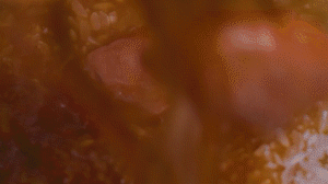 依次加入配方中的調(diào)味料調(diào)味，倒適量清水煮一下。