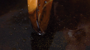 茄子切成長(zhǎng)條，拍上生粉入油鍋炸制。