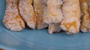 炸制油溫在7成左右，茄子炸至金黃色即可撈出。