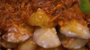 把茄子一條一條的擺好放在盤子上，上鍋蒸制3到4分鐘，出鍋后撒上蔥花。