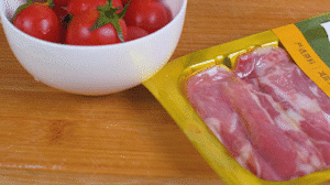 洋蔥、土豆切丁塊，火腿切小片，小番茄對半切開。