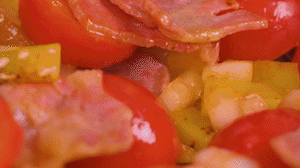 接著放入土豆和洋蔥，翻炒兩分鐘斷生。