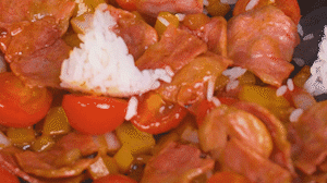 將米飯倒入鍋中搗散，同其他食材混合拌炒均勻關(guān)火。