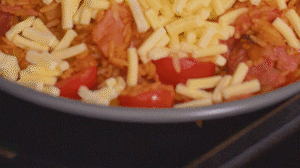 烤箱上下火180度預(yù)熱，將米飯分別盛入容器中。表面均勻的撒上馬蘇里拉芝士碎，放進(jìn)烤箱中層烤20分鐘左右，待芝士融化上色即可。