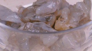 蝦去殼去蝦線，加姜絲、鹽腌制15分鐘，微煎1分鐘備用。