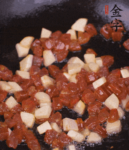 鍋中熱油，下香腸丁、茭白丁大火炒出香味。倒入米飯拍散，炒2～3分鐘。