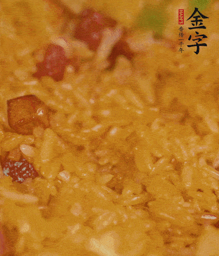 放一撮鹽、生抽少許，倒入炸好的芋頭。最后撒蔥花、蒜末翻炒均勻。