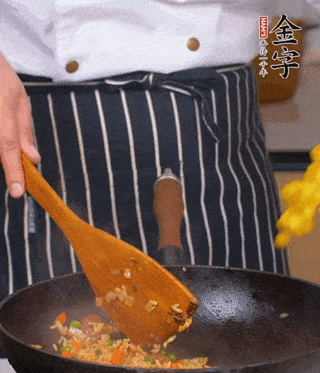 加咖喱塊、少許鹽、白糖調(diào)味，炒至咖喱塊融化后，倒米飯，翻炒至每粒米飯都包裹上咖喱，再放黃椒、青椒粒，出鍋前加菠蘿粒和小蔥翻拌均勻。