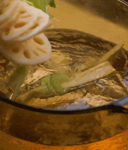 把玉米筍（對半切開）、西芹（切斜片）、蓮藕（切片），放入開水鍋內(nèi)，加點少許鹽、油，汆燙2分鐘。