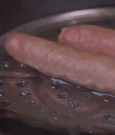 金字10°鮮低溫香腸蒸10分鐘后，切片。