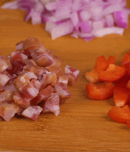 黃椒、紅椒、白洋蔥、土豆、大蔥分別切丁。金字10°鮮低溫香腸切丁。