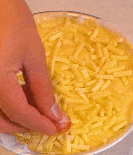 撒上馬蘇里拉芝士，用香腸片裝飾表面，180攝氏度烤箱烤20-25分鐘。