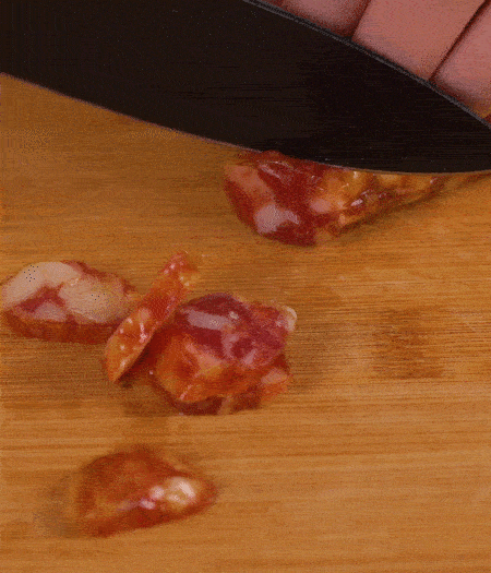 香腸切薄片。