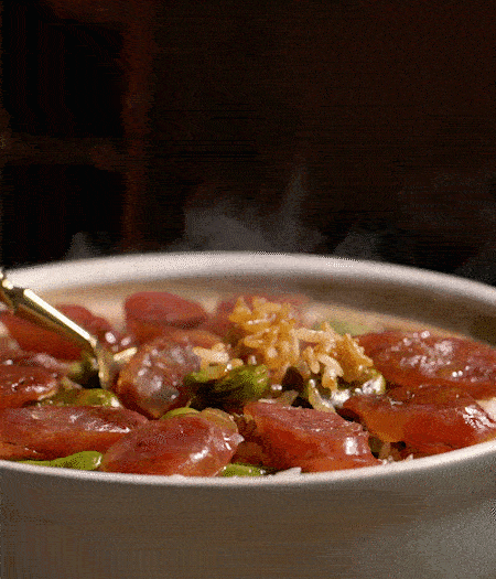 用生抽、白糖、蠔油、芝麻油調(diào)個(gè)汁，淋汁、攪拌、開吃。