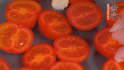 洗凈晾干的小番茄，對半切開，加切塊的大蒜、迷迭香、黑胡椒、橄欖油190度烤40分鐘、200度烤20分鐘。