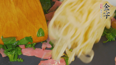 鍋中倒油燒熱，蒜片煸香，淡火腿略翻炒。