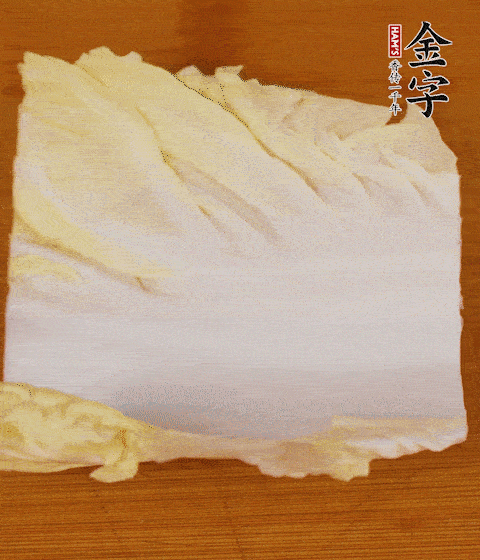 一片白菜一片淡火腿交替疊起，疊個兩三層放進鍋內(nèi)，直到塞滿鍋。